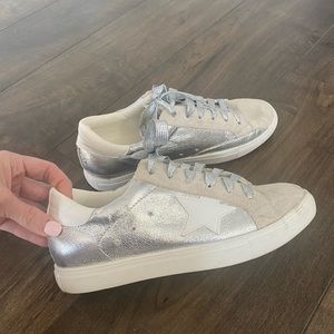 Sold Out Vici All Star Metallic Sneaker. Sz 8.5.
